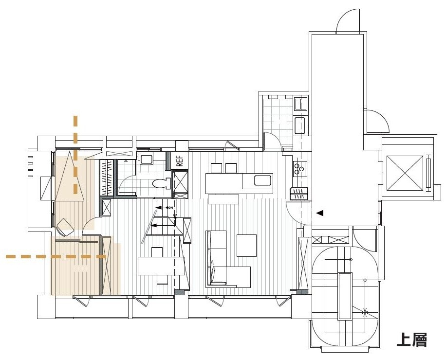 工作室保有既留的4.05米挑高，與客廳之間以開放式鐵件