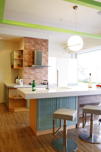 系統家具的優點是：價格低、施工期短、收納整理配件多