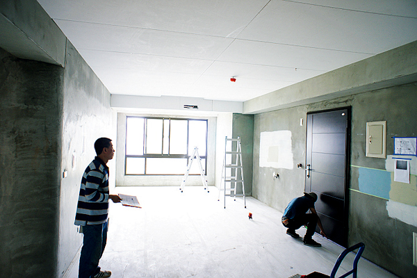 一般系統工班施作成本包含：料、工、管銷與利潤，大部