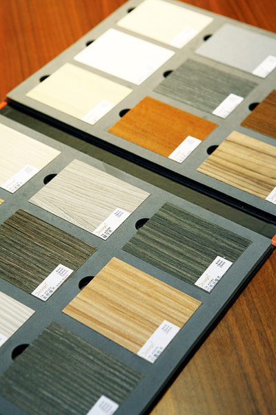 一般系統工班施作成本包含：料、工、管銷與利潤，大部