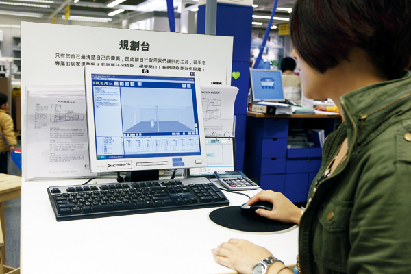 一般系統工班施作成本包含：料、工、管銷與利潤，大部