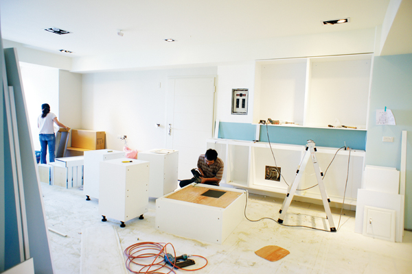 一般系統工班施作成本包含：料、工、管銷與利潤，大部