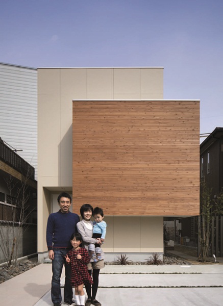 本案座落於日本奈良，由於外部緊臨馬路的關係，使得正