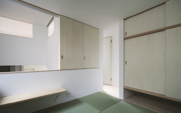 本案座落於日本奈良，由於外部緊臨馬路的關係，使得正