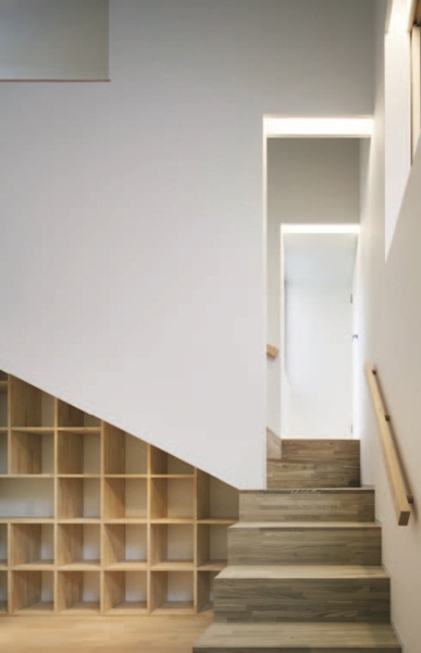 本案座落於日本奈良，由於外部緊臨馬路的關係，使得正