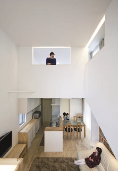 本案座落於日本奈良，由於外部緊臨馬路的關係，使得正