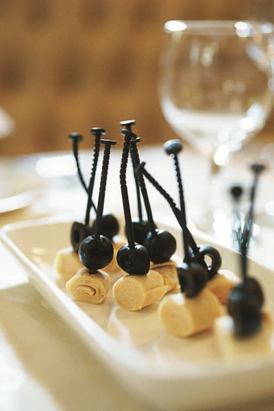 「主位」牽動著整個餐桌長幼輩份的座位安排，譬如歐式