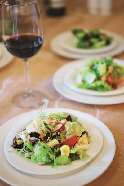 「主位」牽動著整個餐桌長幼輩份的座位安排，譬如歐式