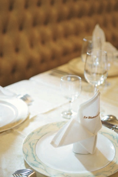 「主位」牽動著整個餐桌長幼輩份的座位安排，譬如歐式