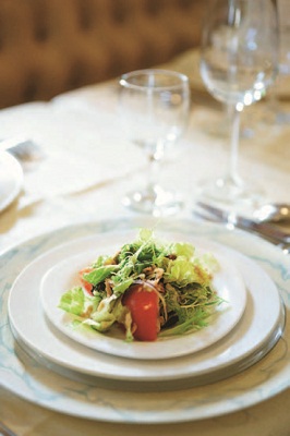 「主位」牽動著整個餐桌長幼輩份的座位安排，譬如歐式