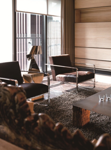 本案屋主是一對年輕夫妻，鍾情於現代感和自然況味，幾