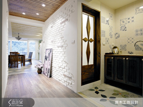 原本只有前後採光的這間長型屋,李設計師運用大片開窗
