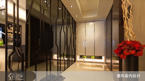 燈光在空間設計中主要扮演化妝師的角色，由於每個空間