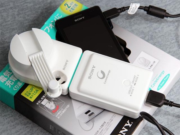 手搖式USB行動電源組機身輕巧、外型簡約流線,手搖3分