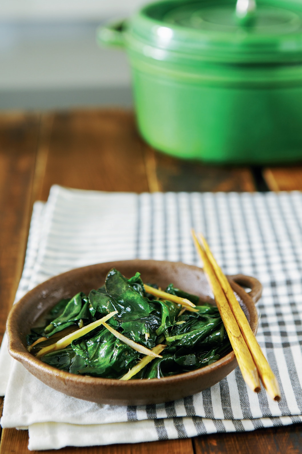 不論你懂不青草藥，相信許多人都喝過媽媽熬煮降火的青