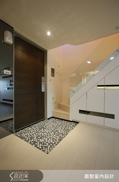 以自然原始的材質紋理來展現屋主的品味，讓不同材質的