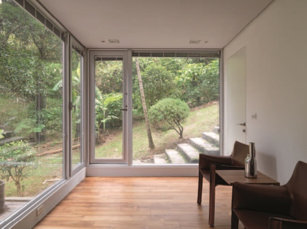 屋主期望設計師能將空間打造成如相片中的風景一般，於