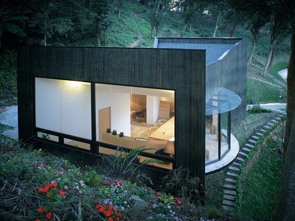 隱身於新竹縣寶山鄉水庫附近的T House，又有諧音「tea