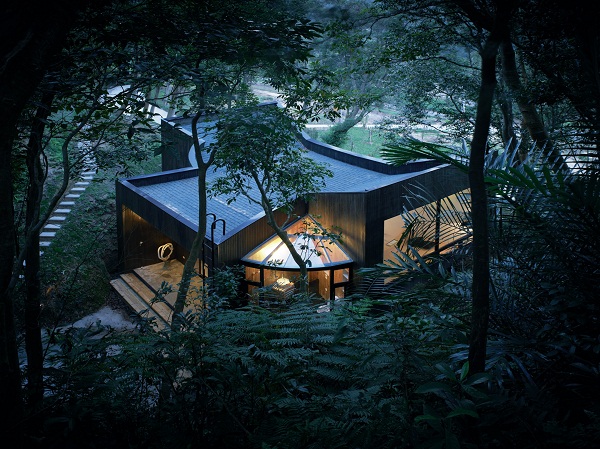 隱身於新竹縣寶山鄉水庫附近的T House，又有諧音「tea