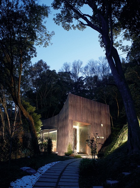 隱身於新竹縣寶山鄉水庫附近的T House，又有諧音「tea