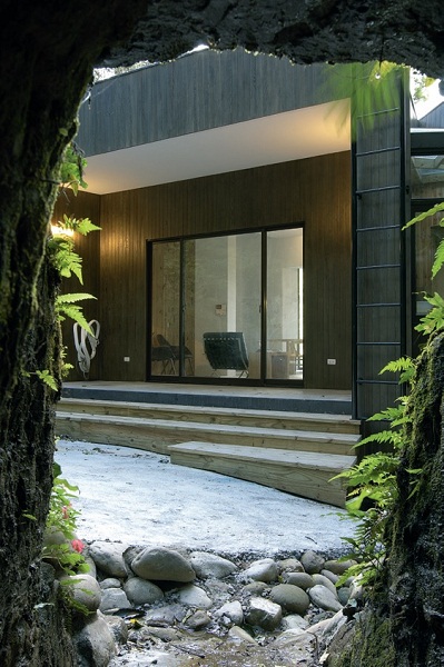 隱身於新竹縣寶山鄉水庫附近的T House，又有諧音「tea