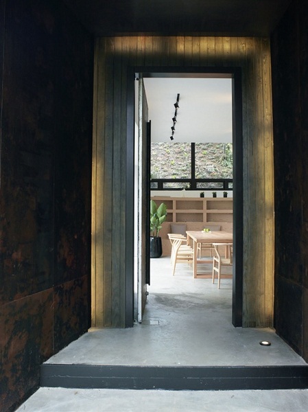 隱身於新竹縣寶山鄉水庫附近的T House，又有諧音「tea