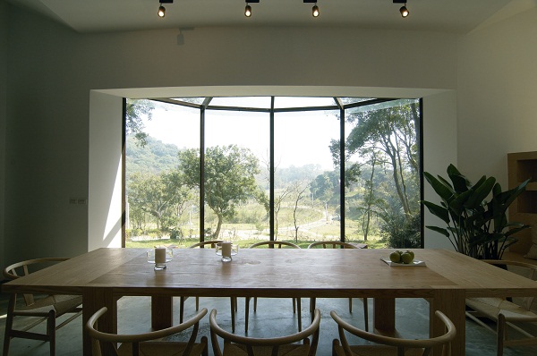 隱身於新竹縣寶山鄉水庫附近的T House，又有諧音「tea