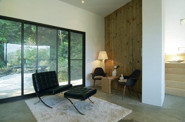 隱身於新竹縣寶山鄉水庫附近的T House，又有諧音「tea