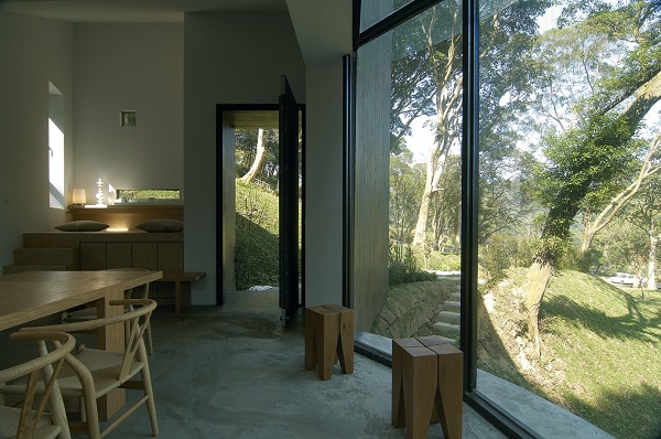 隱身於新竹縣寶山鄉水庫附近的T House，又有諧音「tea