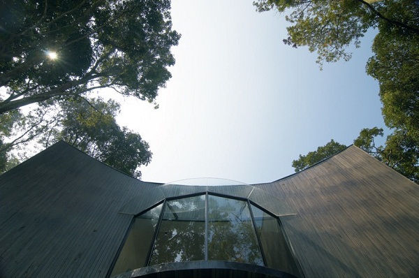 隱身於新竹縣寶山鄉水庫附近的T House，又有諧音「tea