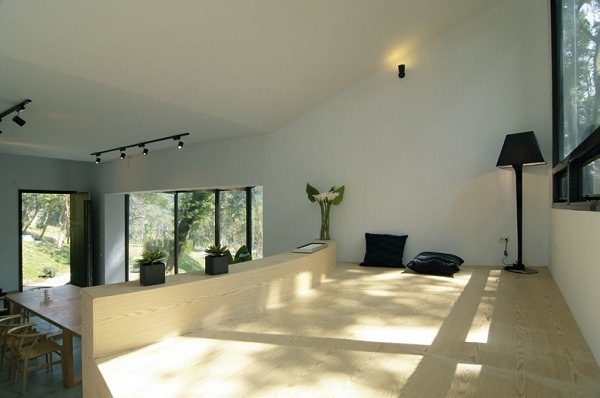 隱身於新竹縣寶山鄉水庫附近的T House，又有諧音「tea