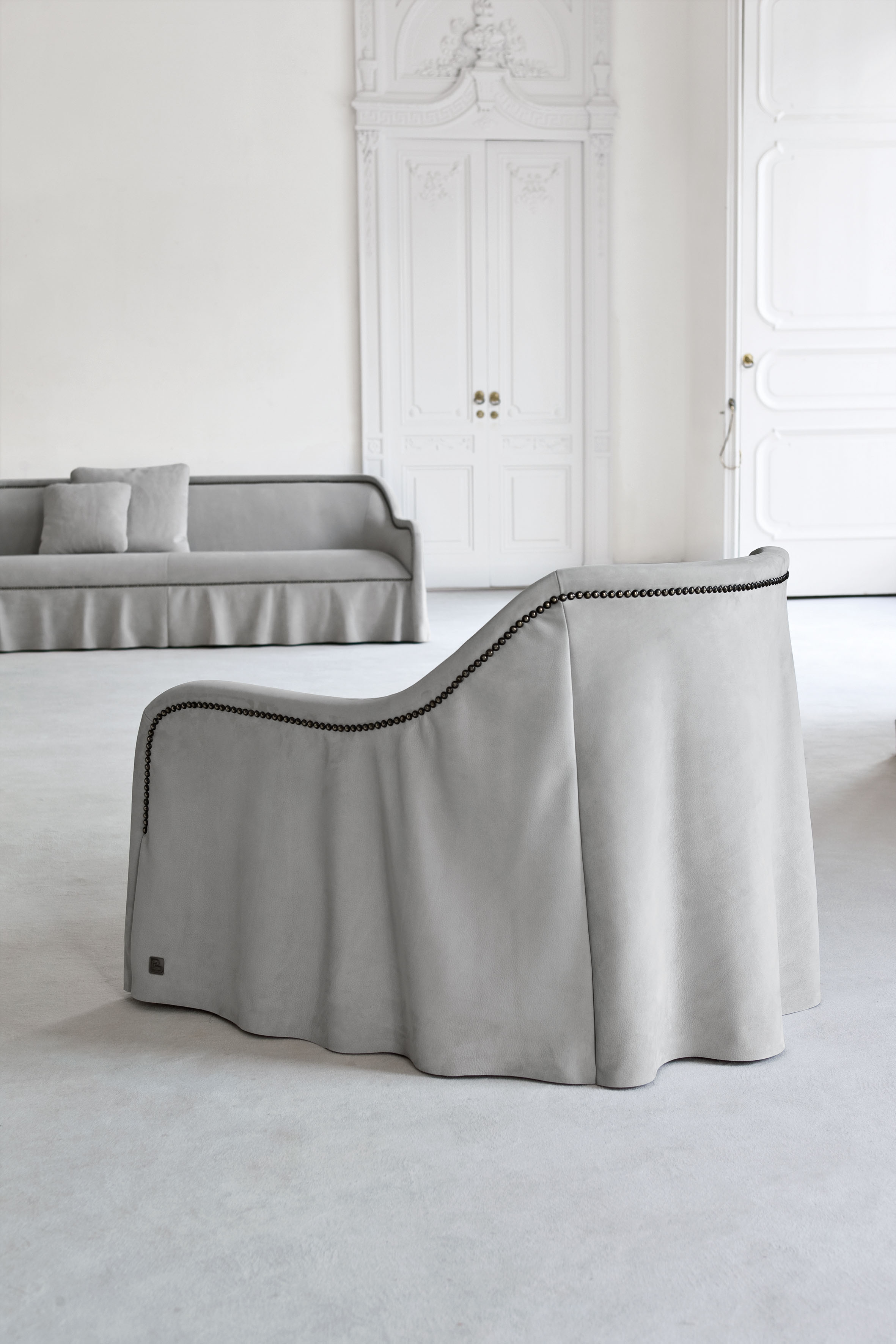 滑順柔和的輪廓線條勾勒出簡約的造型,打造出優雅慵懶