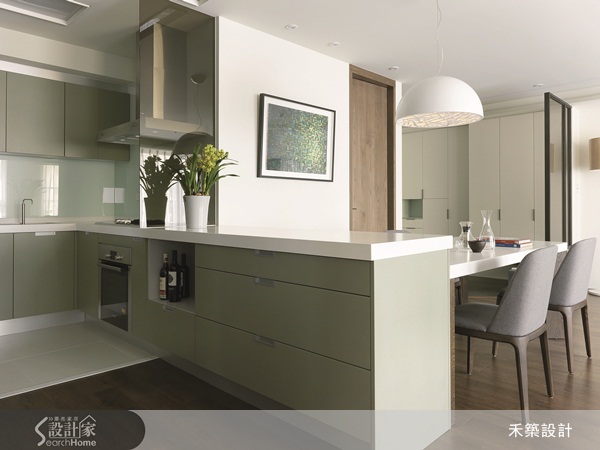 禾築國際設計將格局全面重整,深色水平地坪搭配淺色立