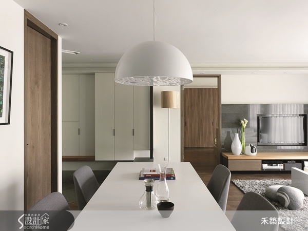 禾築國際設計將格局全面重整,深色水平地坪搭配淺色立