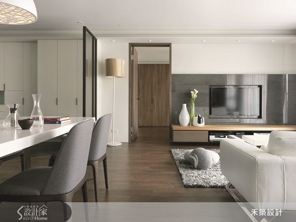 禾築國際設計將格局全面重整,深色水平地坪搭配淺色立