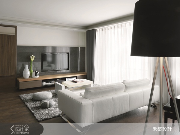 禾築國際設計將格局全面重整，深色水平地坪搭配淺色立