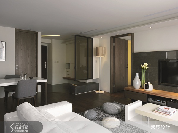 禾築國際設計將格局全面重整,深色水平地坪搭配淺色立