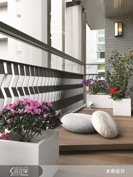 禾築國際設計將格局全面重整,深色水平地坪搭配淺色立