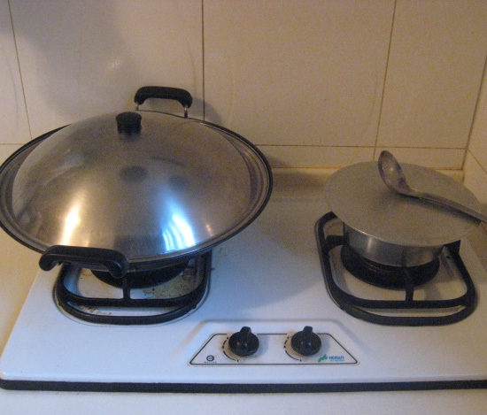 若陽宅廚房的冰箱開口正對瓦斯爐,則稱為「胃腸煞」。