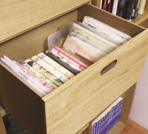 客廳中總是容易被隨手一放的報紙弄得凌亂,在沙發旁或