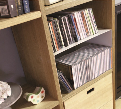 客廳中總是容易被隨手一放的報紙弄得凌亂,在沙發旁或