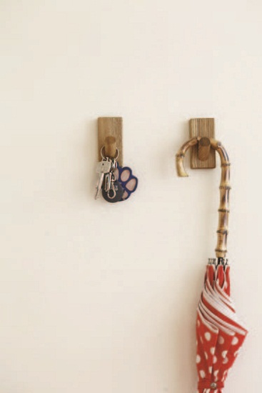 客廳中總是容易被隨手一放的報紙弄得凌亂,在沙發旁或