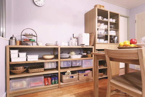 客廳中總是容易被隨手一放的報紙弄得凌亂,在沙發旁或