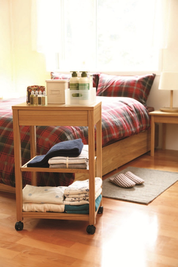 客廳中總是容易被隨手一放的報紙弄得凌亂,在沙發旁或