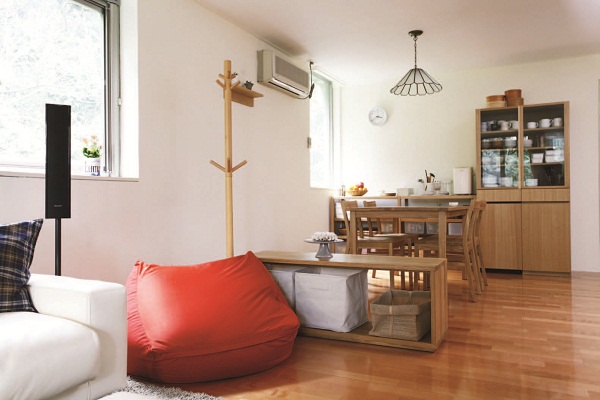 客廳中總是容易被隨手一放的報紙弄得凌亂,在沙發旁或