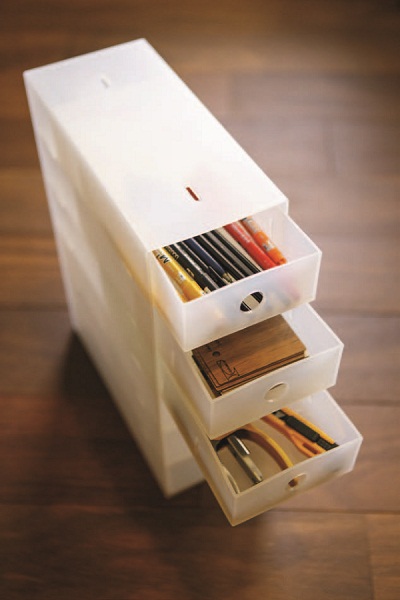 客廳中總是容易被隨手一放的報紙弄得凌亂,在沙發旁或