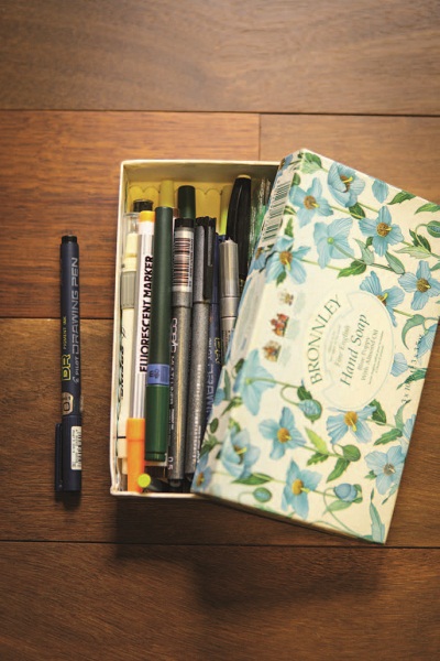 客廳中總是容易被隨手一放的報紙弄得凌亂,在沙發旁或