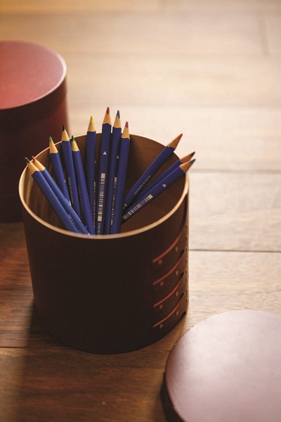 客廳中總是容易被隨手一放的報紙弄得凌亂,在沙發旁或