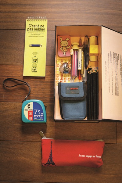 客廳中總是容易被隨手一放的報紙弄得凌亂，在沙發旁或