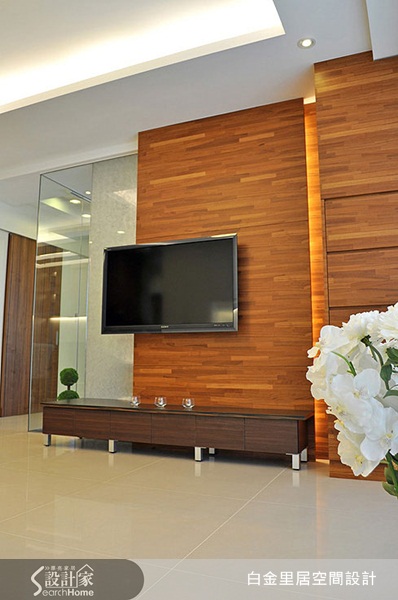 別再煩惱家中沒有適合安排端景的空間了，牆面就是最好